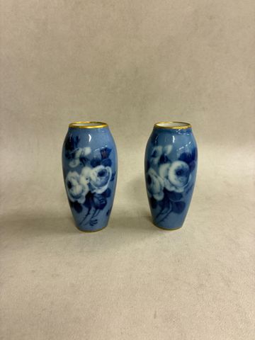 Limoges. Paire de vases oblong en porcelaine à décor de roses en 