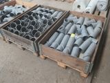 plusieurs cartons contenant des tuyaux et des raccords de différentes tailles et formes
