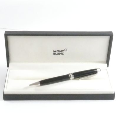 le stylo se trouve dans la boîte, posée sur la surface blanche