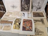 une table sur laquelle sont posées plusieurs photos