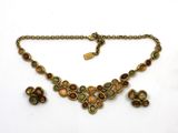 gros plan d'un collier et de boucles d'oreilles sur une surface blanche