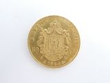 une pièce d'or ornée d'un blason