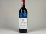 la bouteille de vin rouge est posée sur une surface blanche