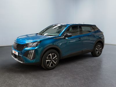 un SUV bleu garé dans une pièce aux murs blancs