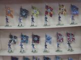de nombreuses figurines de différents types et couleurs sont exposées