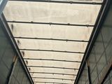 un très long couloir avec un panneau accroché sur le mur