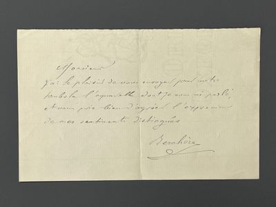 un gros plan d'un morceau de papier sur lequel on a écrit