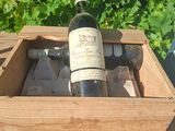 une bouteille de vin dans un coffret en bois sur une table