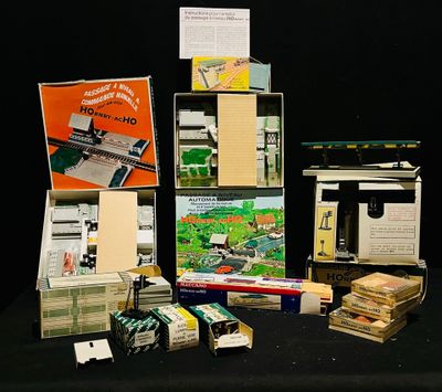 de nombreux livres posés sur une table noire, sur fond noir