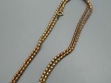 un collier en or muni d'une chaîne dotée d'un fermoir