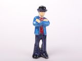 une figurine d'un homme avec un chapeau et une cravate