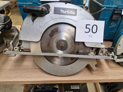 une photo d'une scie circulaire posée sur une table en bois