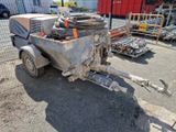 un camion attelé à une remorque, garé sur un parking