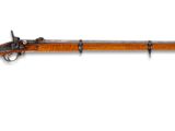 un vieux fusil avec un canon en bois sur fond blanc