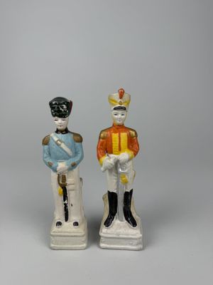 Paire de biscuits polychromes figurant deux soldats, un Offi…