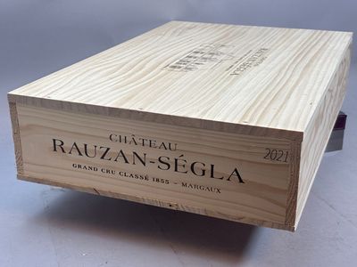 une boîte en bois sur laquelle est apposée une étiquette portant l'inscription « Rauzan-Ségia »