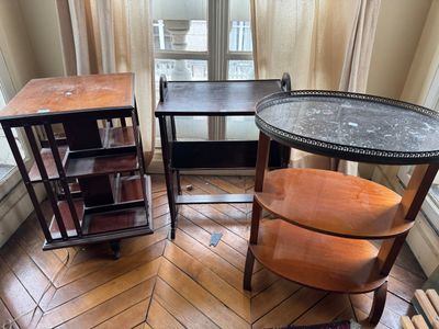 deux petites tables et une petite table dans un coin de la pièce
