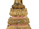 une image représentant une statue d'une personne assise sur une pile de livres