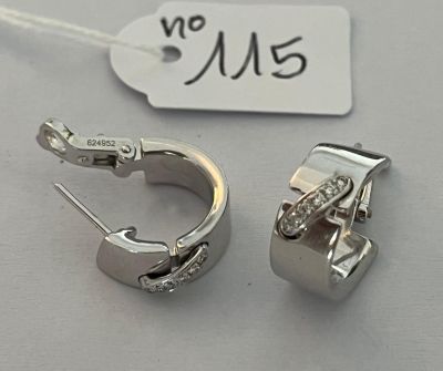Paire de Boucles d'oreilles en or gris, signées - CHAUMET - …