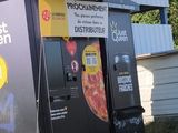 un distributeur automatique posé dans l'herbe