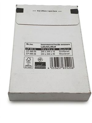 une boîte blanche portant un code-barres, posée sur une surface blanche