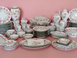 de nombreux types de plats et de tasses sur la table