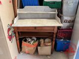 un lavabo dans un coin d'une pièce où il y a beaucoup de cartons par terre