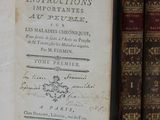 plusieurs vieux livres sont alignés sur une étagère, les uns à côté des autres