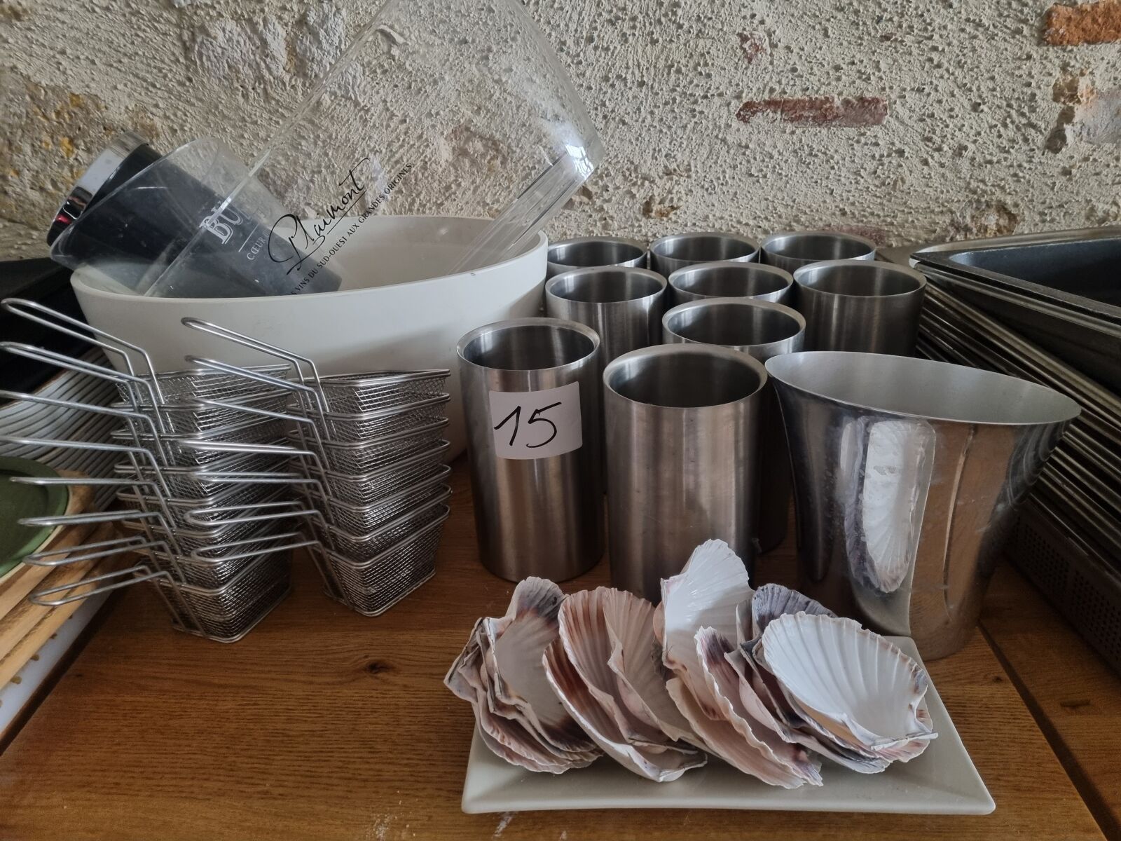 1 lot de rafraîchissoirs, seaux à champagne, paniers à frite…
