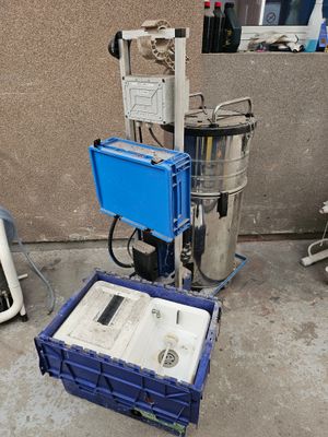 une image représentant une boîte bleue sur laquelle se trouve une autre boîte bleue, avec une troisième boîte bleue posée par terre