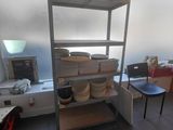 une pièce dans laquelle se trouvent une table, des étagères et une chaise