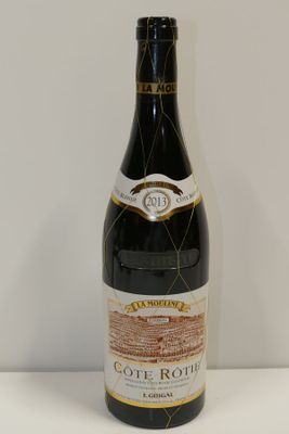 une bouteille de vin posée sur une table