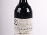 une bouteille de vin posée sur une table
