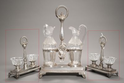 quatre objets en argent et en verre posés sur une table