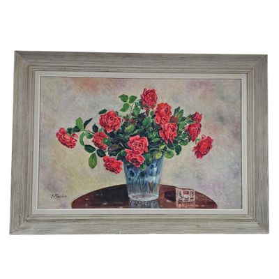 tableau représentant des roses rouges dans un vase posé sur une table, avec un verre d'eau