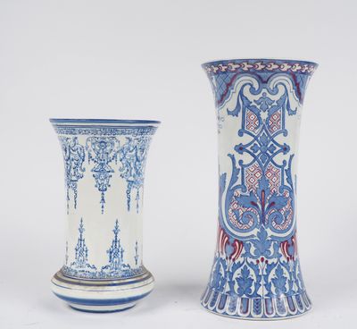 deux vases posés côte à côte sur une surface blanche