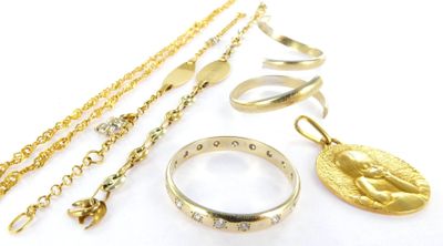 plusieurs types différents de bijoux en or sur un fond blanc