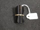 une bague ornée d'un anneau en or, à côté d'une étiquette de prix