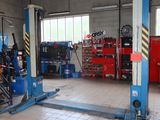une image d'un garage avec beaucoup d'outils