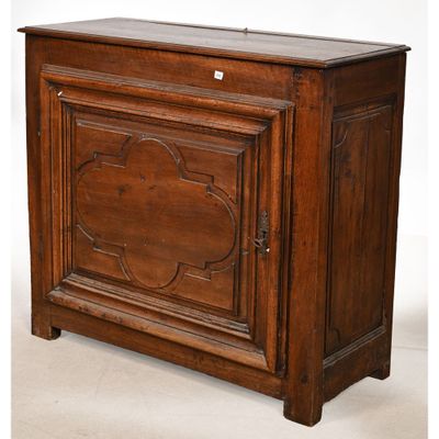 une vieille armoire en bois avec une porte et un tiroir au-dessus