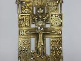 une croix en or représentant Jésus sur la croix et d'autres objets religieux