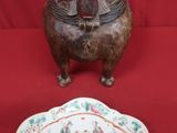 un petit bol et une petite assiette sur fond rouge
