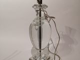 une lampe en verre posée sur une table