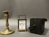 trois types d'horloges différents et un livre sur la table