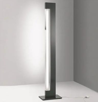 une lampe posée sur une table dans une pièce