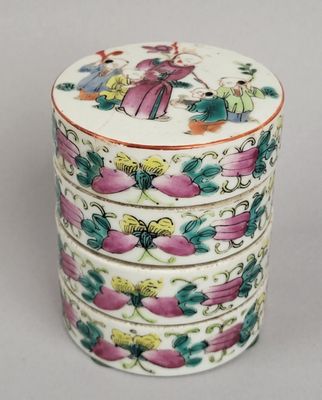 quatre petites boîtes en porcelaine chinoise ornées de fleurs et de papillons