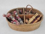 un panier en osier rempli de différents types de jouets en bois