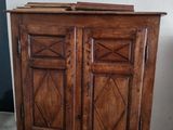 un meuble en bois surmonté d'une porte