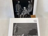 le livre est posé sur une table, à côté d'une photo représentant deux hommes