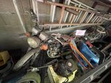 une moto garée dans un garage